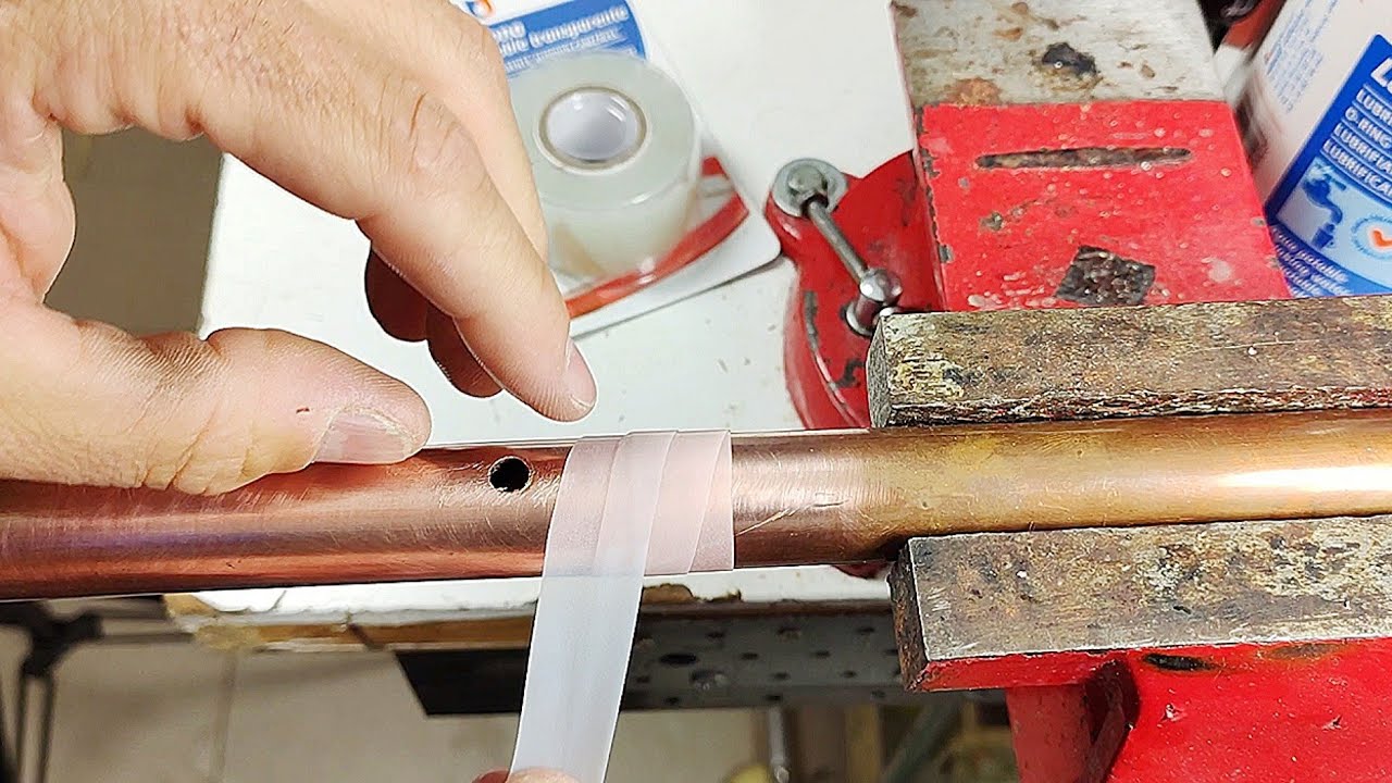 Cómo REPARA FUGA con CINTA AUTOVULCANIZANTE. #elfontaneroencasa #fontanería #soldarcobre #sifones