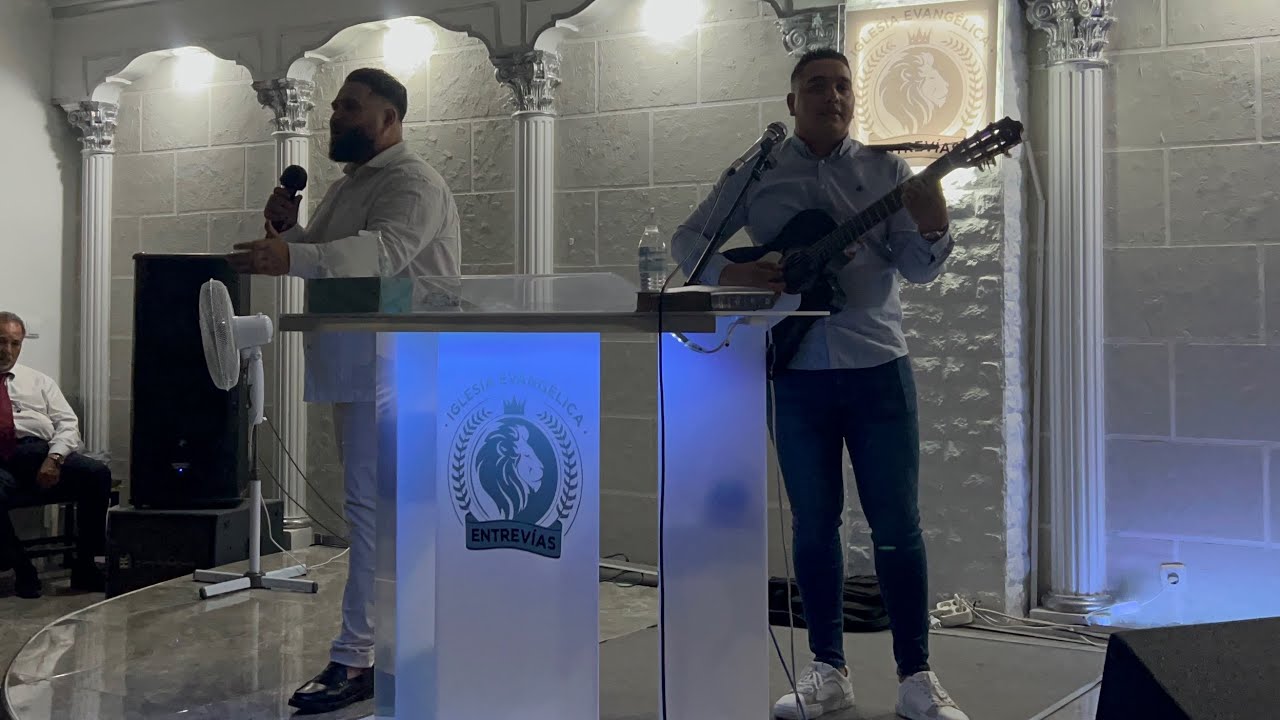 Emilito Barrul y Enrique de Benavente en la Iglesia de Entrevias adorando