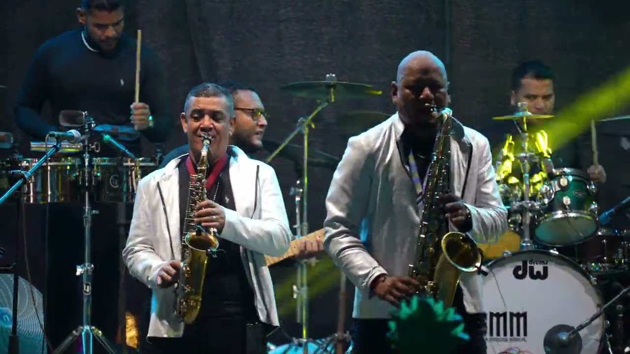 Flor de Piña, Los Diablos, Danza Kuduro, Baila Conmigo (EN VIVO) · Súper Máquina Musical