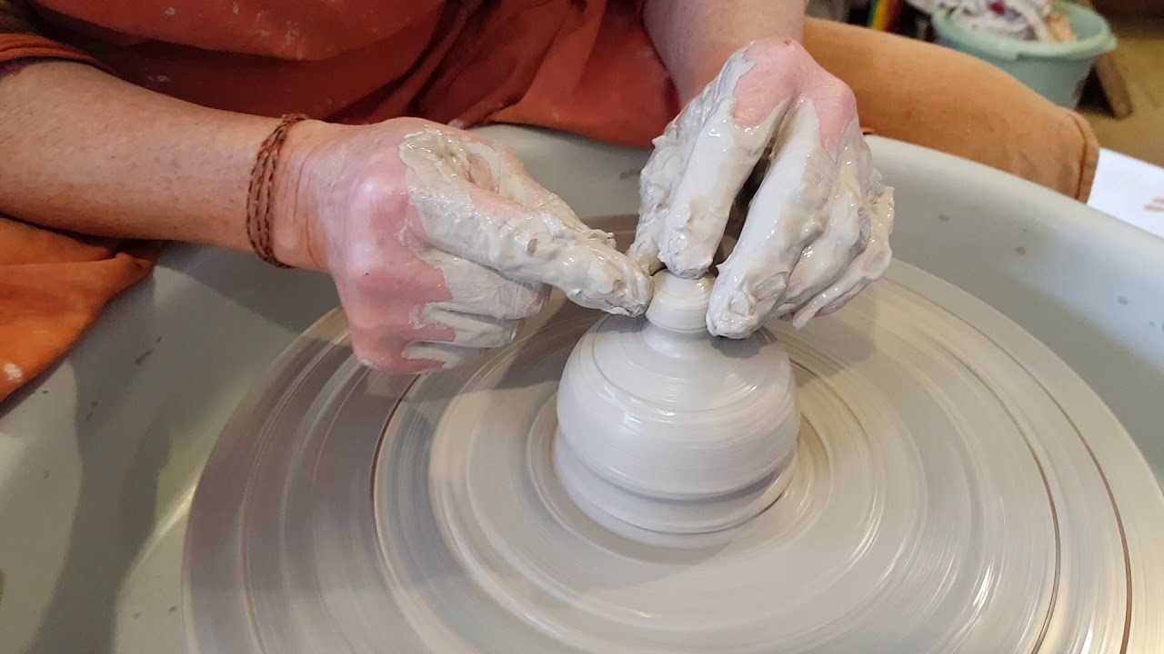Poterie La Terre en Feu. Tournage d'un couvercle en argile
