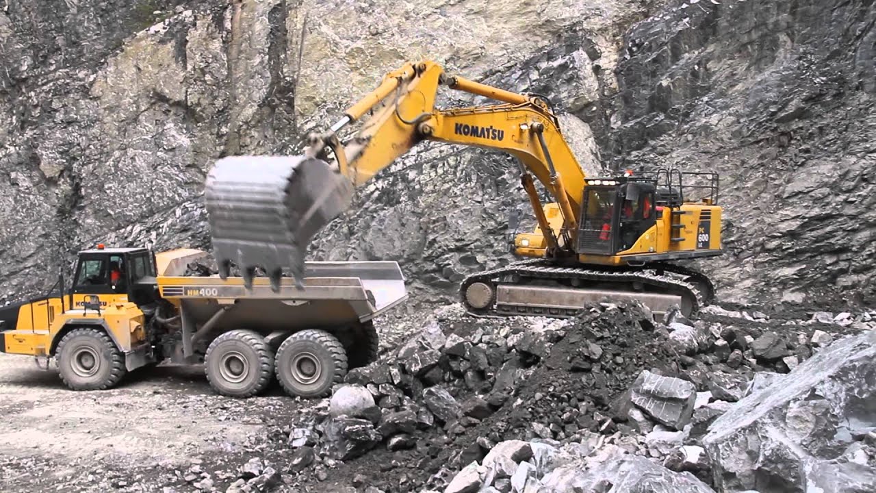 Komatsu PC600-8 loading Komatsu HM400