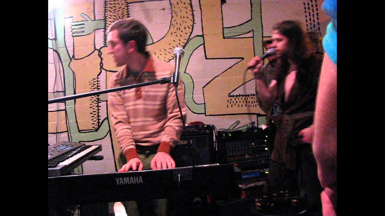 Ariel Pink - For Kate I Wait live at the smell