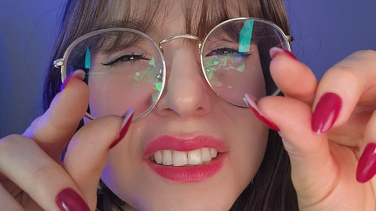 ASMR | Tem algo no seu rosto