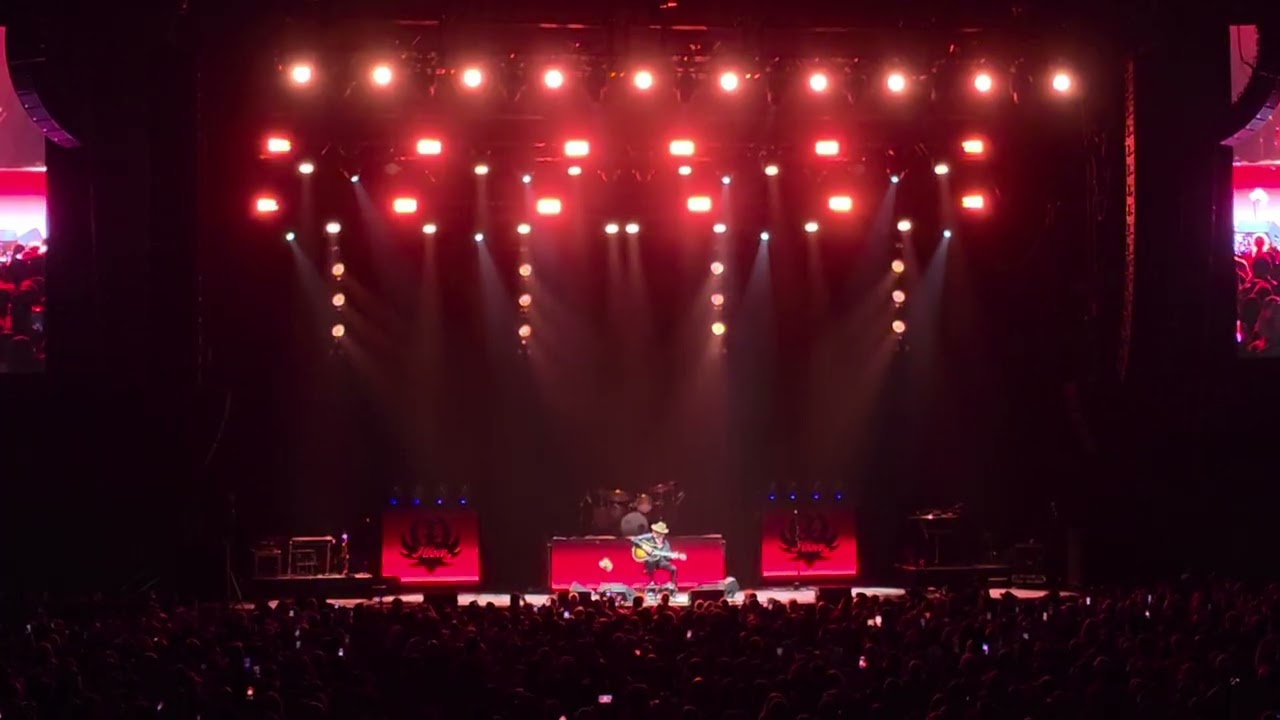Hank Williams Jr Biloxi 2/14/26 All My Rowdy Friends Have Settled Down/I Walk The Line