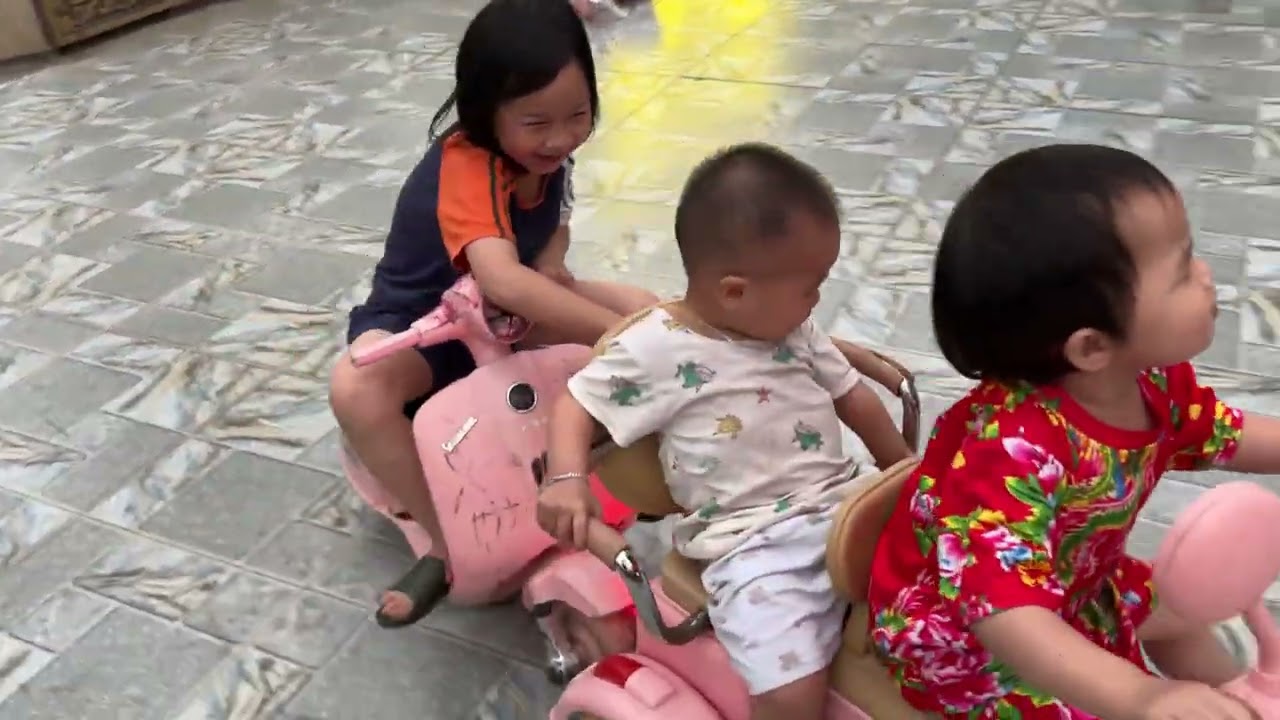 Thối Chở Em Coca Đua Xe Quanh Sân Chú Anh Còi Bất Lực