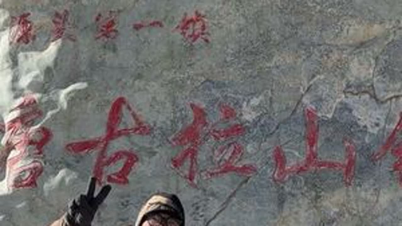 来到“长江第一镇”——唐古拉山镇，中午可以买到补给了，还把打结的头发洗了太舒服了，晚上露营防狼桥洞来了一只藏狐喂了它四块鸡肉！#藏狐 #可可西里 #青藏线 #骑行 #旅行推荐官