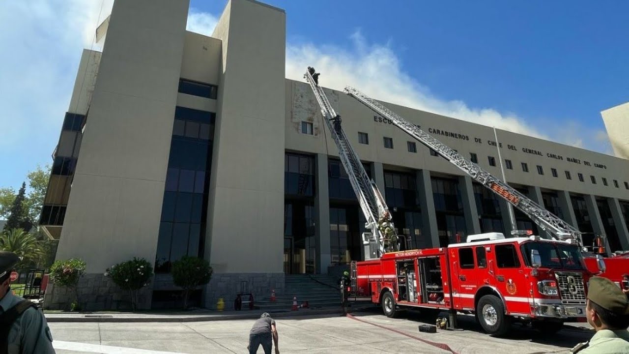 Ahora | Incendio afecta a oficinas de la Escuela de Carabineros en Providencia