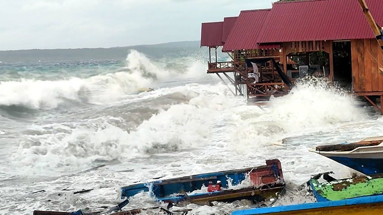 Detik-detik GUBUK NELAYAN & PERAHU NELAYAN PORAK PORANDA DITERJANG BADAI EXTREM