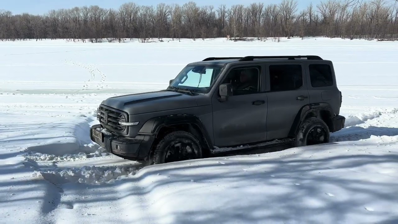 Tank 300 and Chevrolet Niva неспешно буксуют по снегу