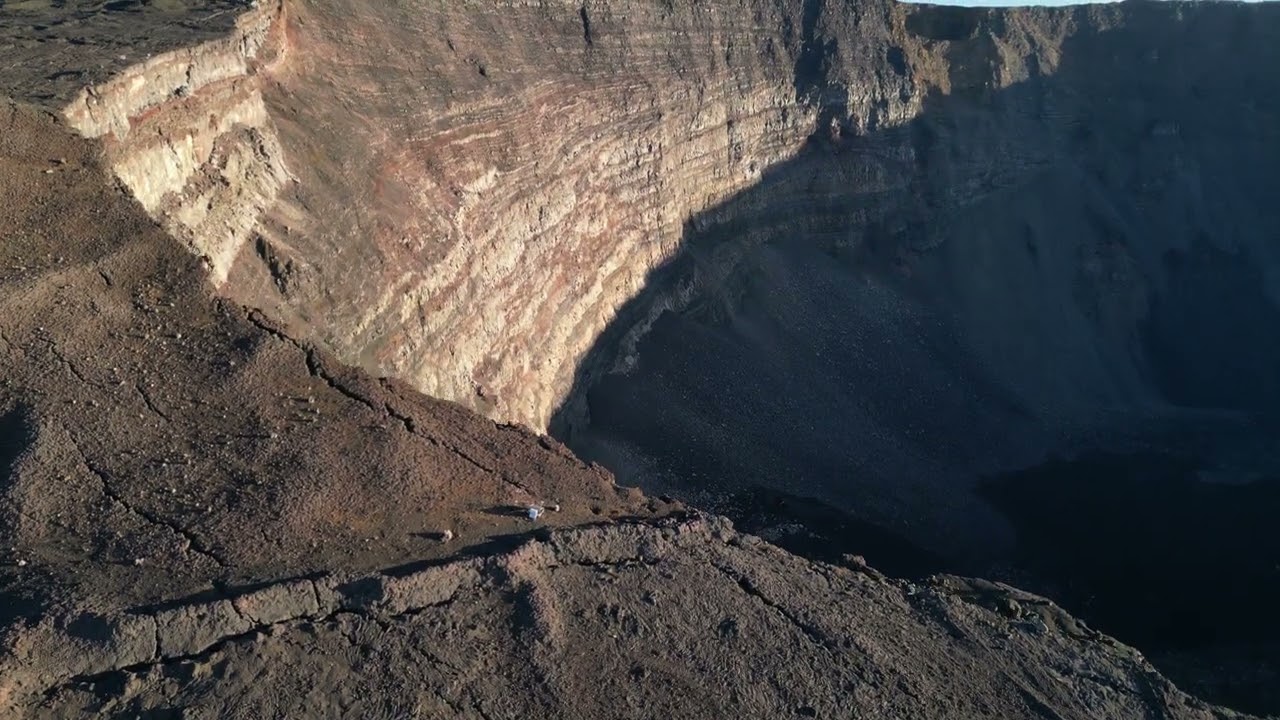 Piton de la Fournaise - Petit tour du cratère Dolomieu en drone