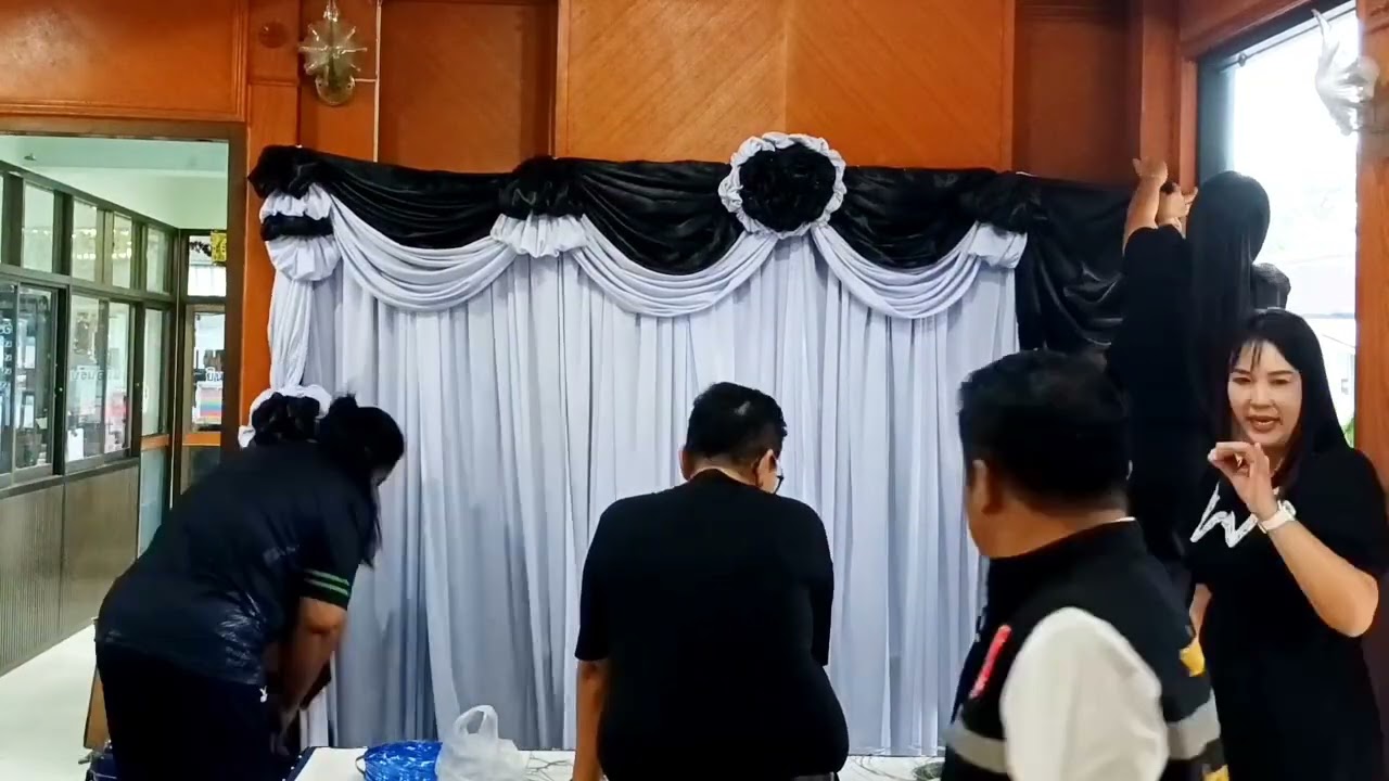 ผูกผ้าถวายพระพันปีหลวง )พระนางเจ้าศิริกิต)