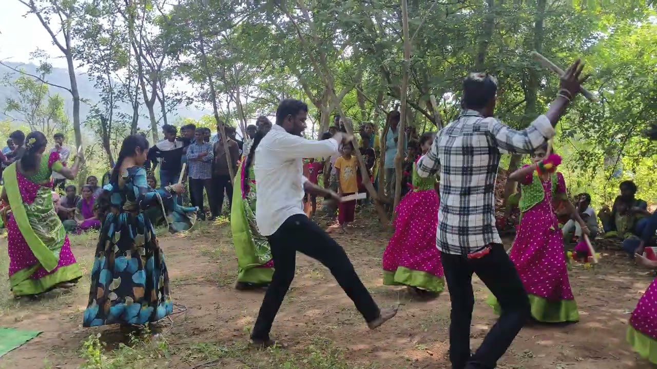 చరణ్ కోలాటం దువ్వూరు మల్లె గుండం లో అలిగిరి కలిగిరి అంటూ ఒక రేంజ్ లో వేశారు చుడండి ఫ్రెండ్స్👍👍👍