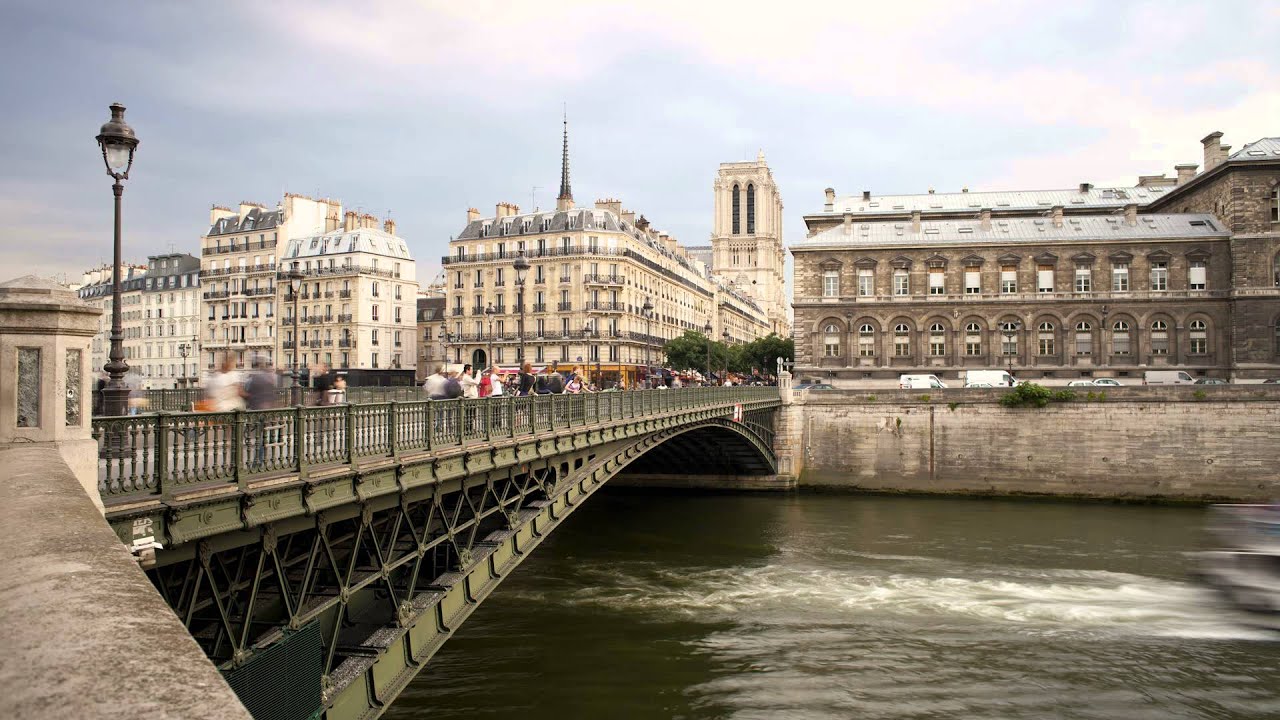 bridge over the river seine a famous landmark in paris france europe t laps b1Oj8hA7r