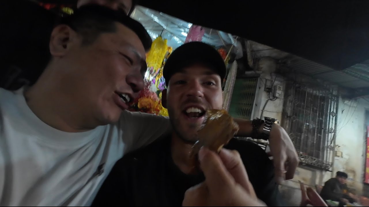 Exploring the CRAZY streets of Hanoi!🇻🇳