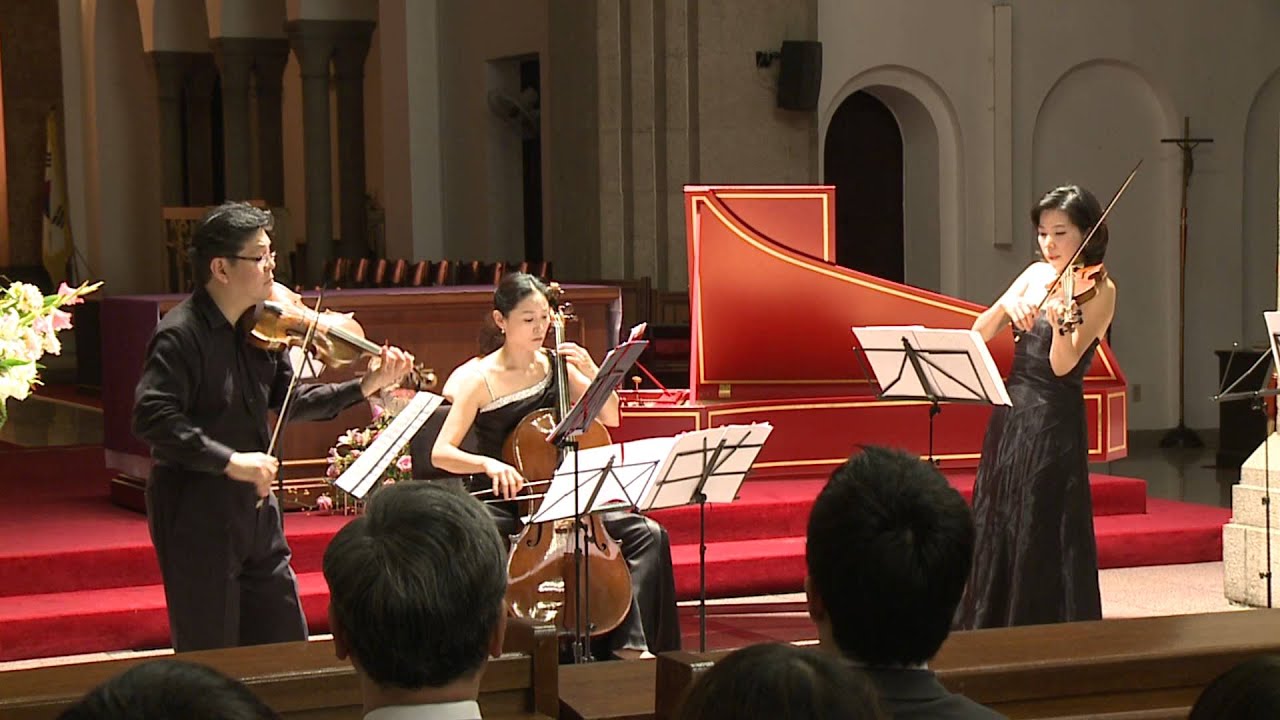 3 Arcangelo Corelli - Trio Sonata G major Op 2 no 12 'Ciacona'  Largo Allegro