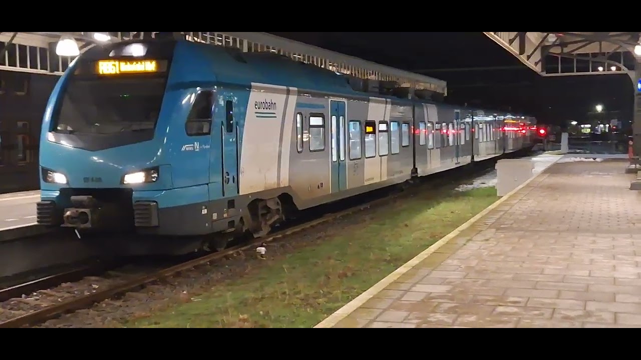 Treinen in de sneeuw station hengelo in de avond 04-01-2026