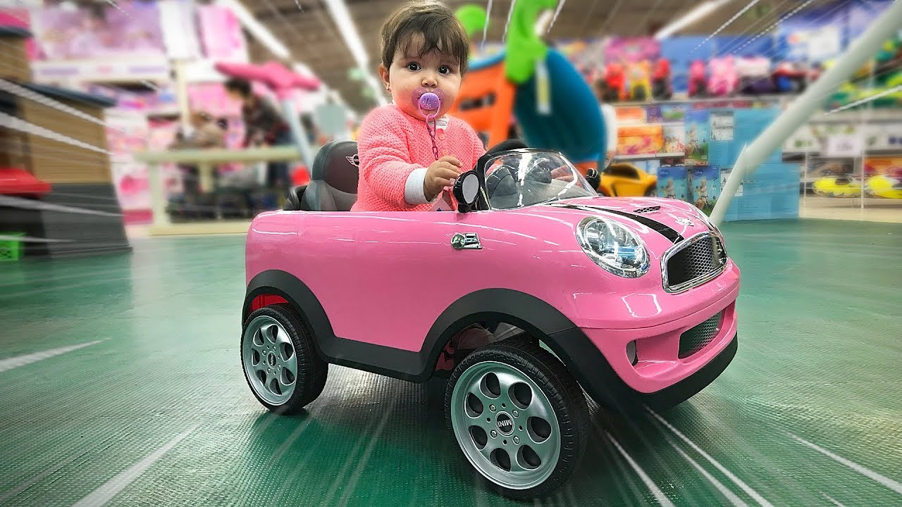 CARRINHO ROSA DE BEBÊ NA LOJA DE BRINQUEDOS TOYS R US!! Baby Alive, Toy Cars, Barbie Dolls, Kids Fun