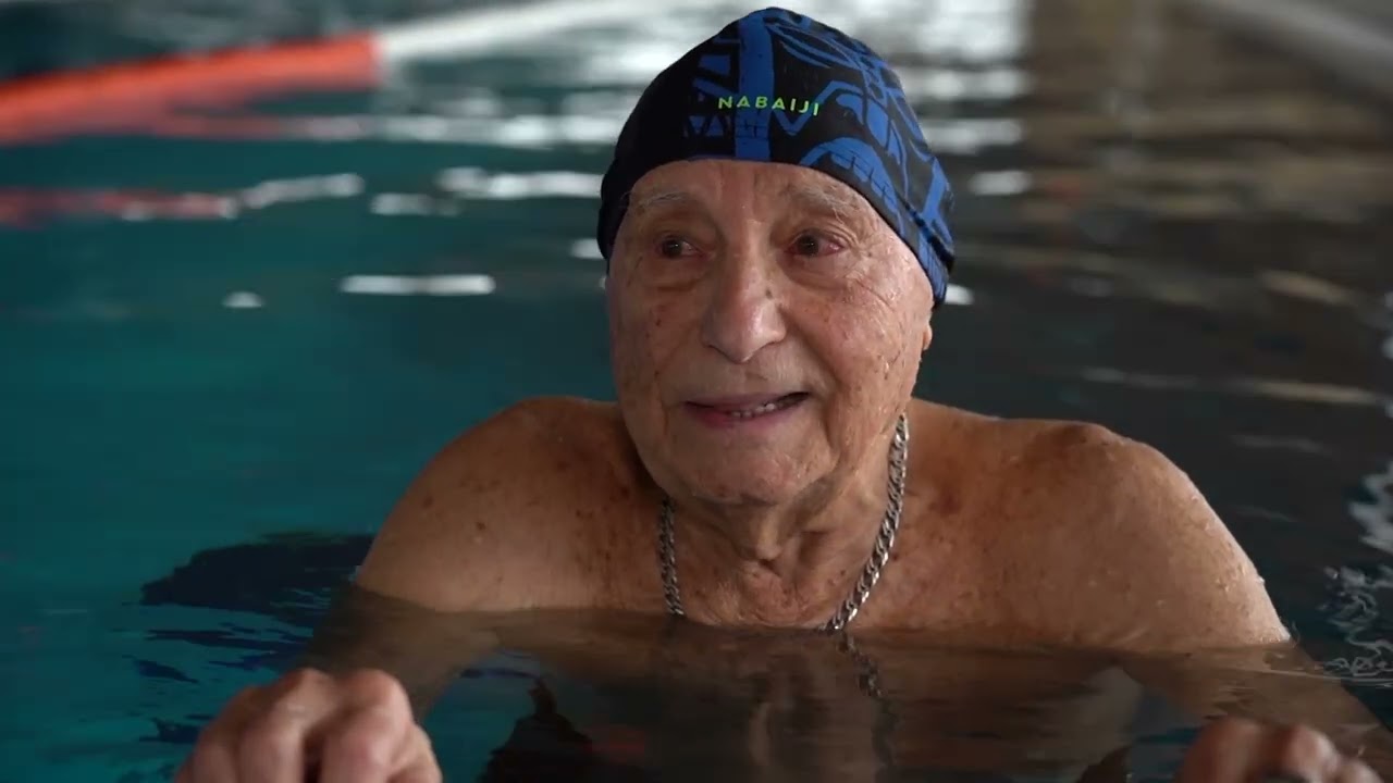 Roberto Alberiche, el nedador de 95 anys que entrena cada dia a la piscina de Deltebre