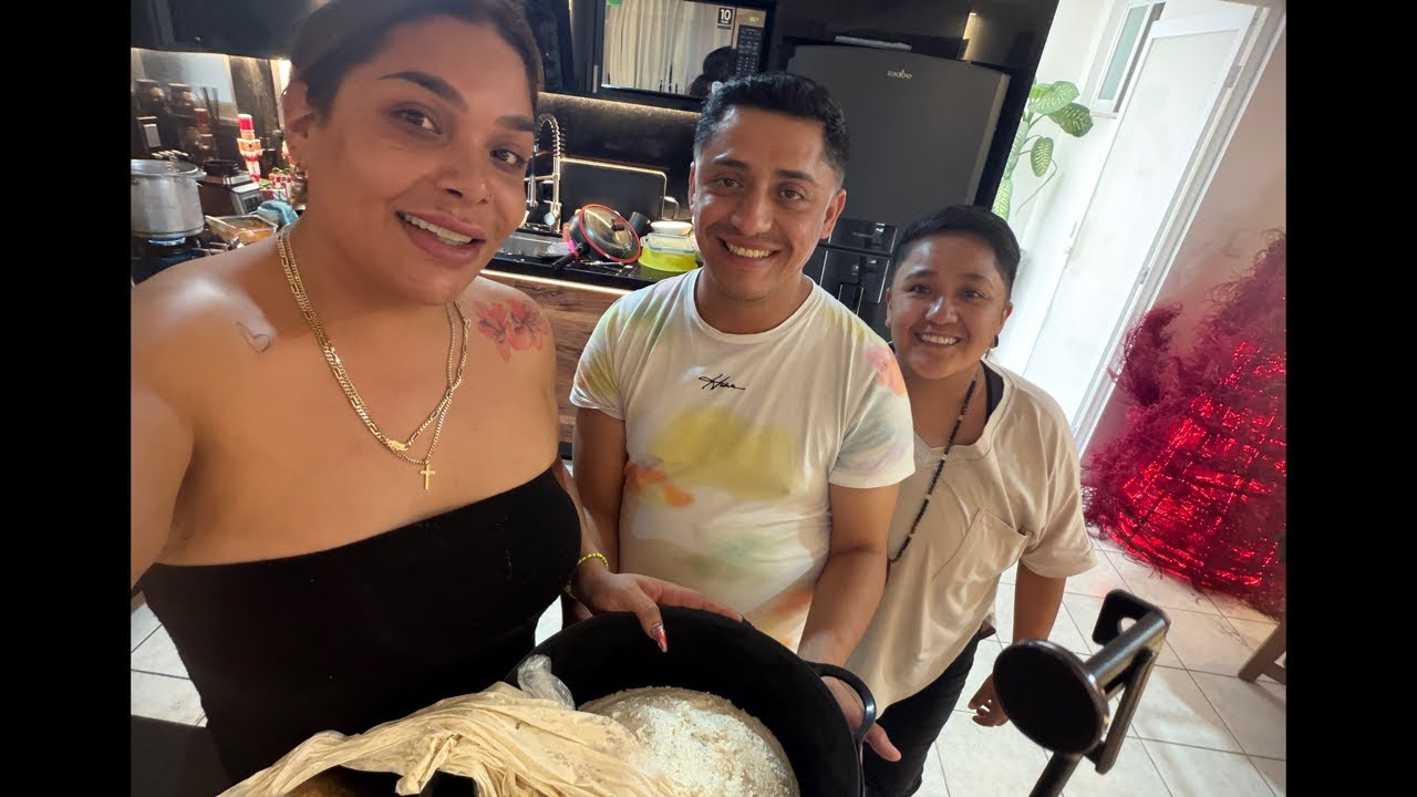 Preparando los tamales para la posada de mañana