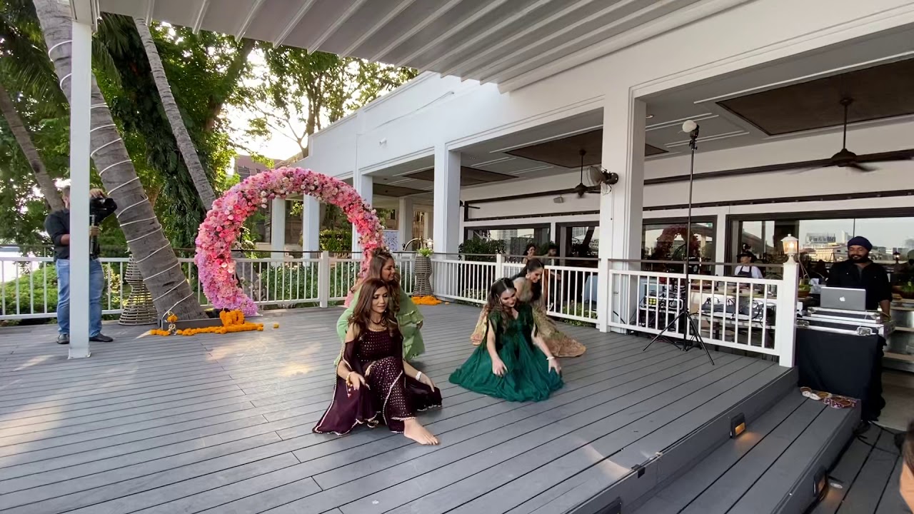 Chitta kukkad. Mehndi dance by bride’s sisters