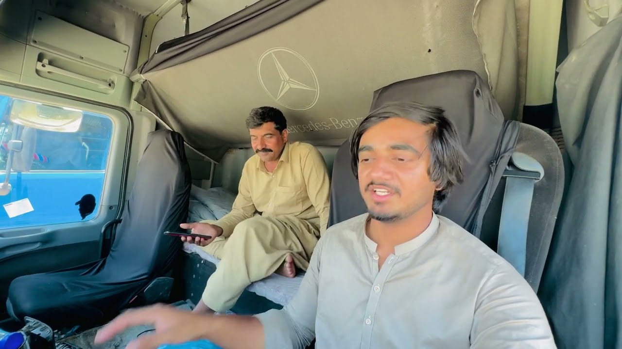 آج الحمداللہ ہم نے اپنی ایک اور گاڑی لے لی ہے اللہ کا لاکھ لاکھ شکر ہے