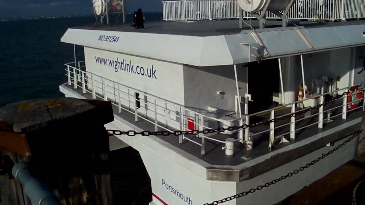 'Wight Ryder II' departing from Ryde Pier Head