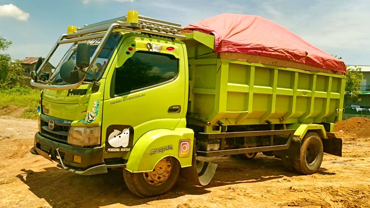 Dump Truk jomplang HINO DUTRO Pengangkut Tanah Jomplang muatan full Bak