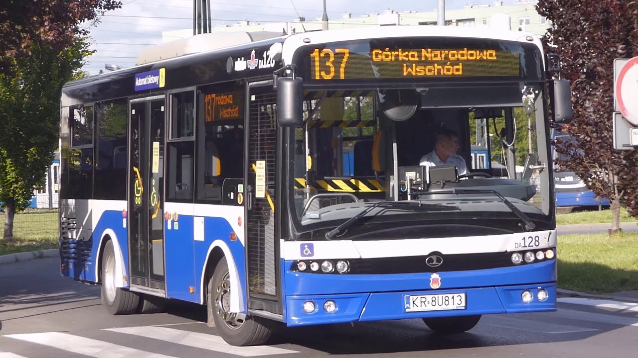 Autobusy i tramwaje w Krakowie  na pętli Krowodrza Górka [ W czasach pandemii ]