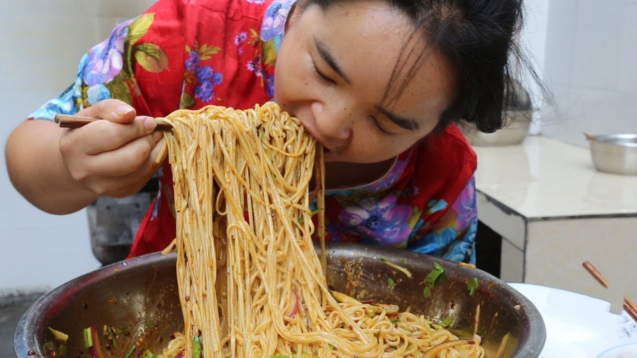 苗大姐早餐做洋葱拌面，和儿子俩人吃了大半盆，吃撑了要运动