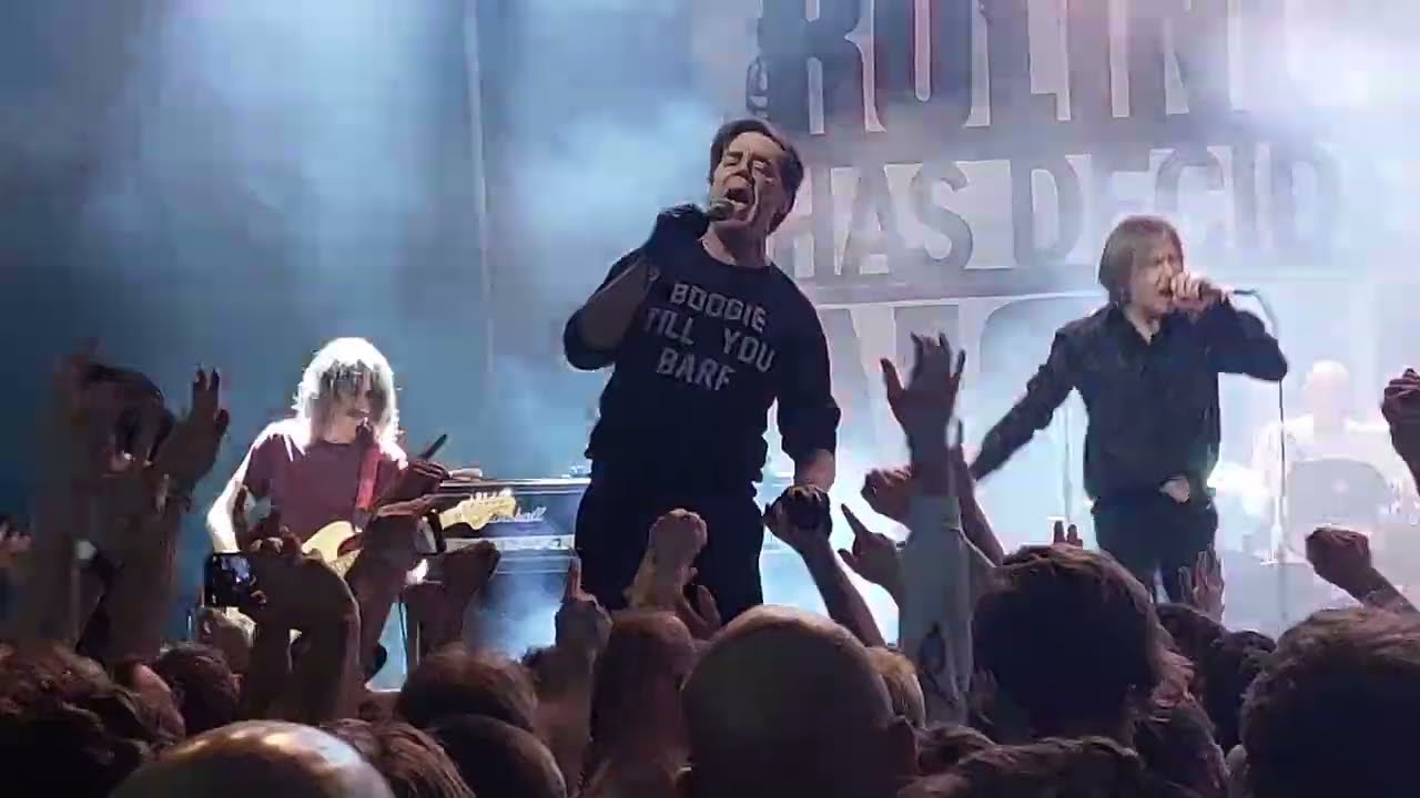 REFUSED & HOWLIN' PELLE ALMQVIST - WHERE EAGLES DARE (MISFITS COVER, live in stockholm 2025 12 18)