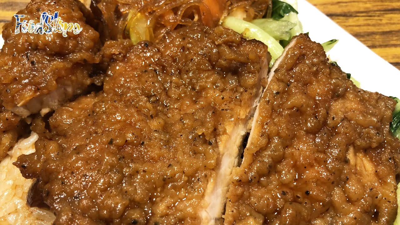 傳說中的「邪惡黑滷」！這魯肉飯黑到發亮，膠質黏嘴太罪惡！ 先炸後滷巨大排骨＋黑金滷肉飯，這組合太犯規！