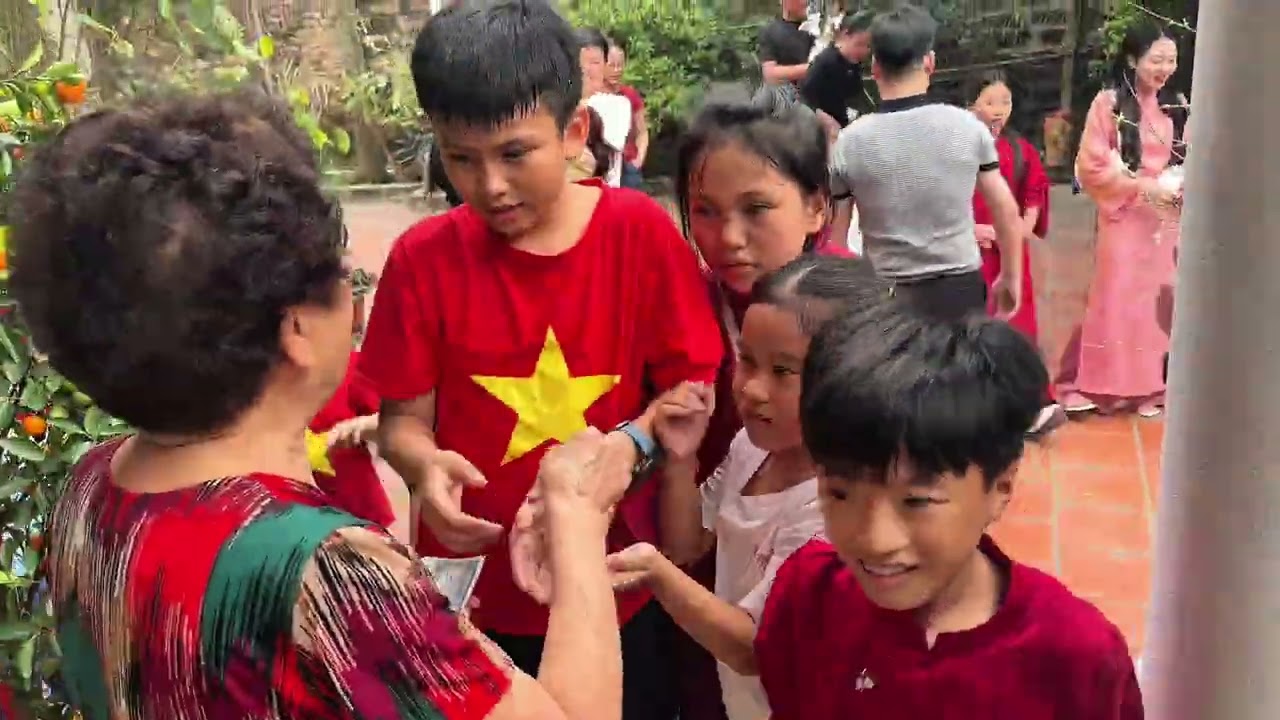 Con cháu cụ Châu đi chúc Tết xuân Bính Ngọ 2026