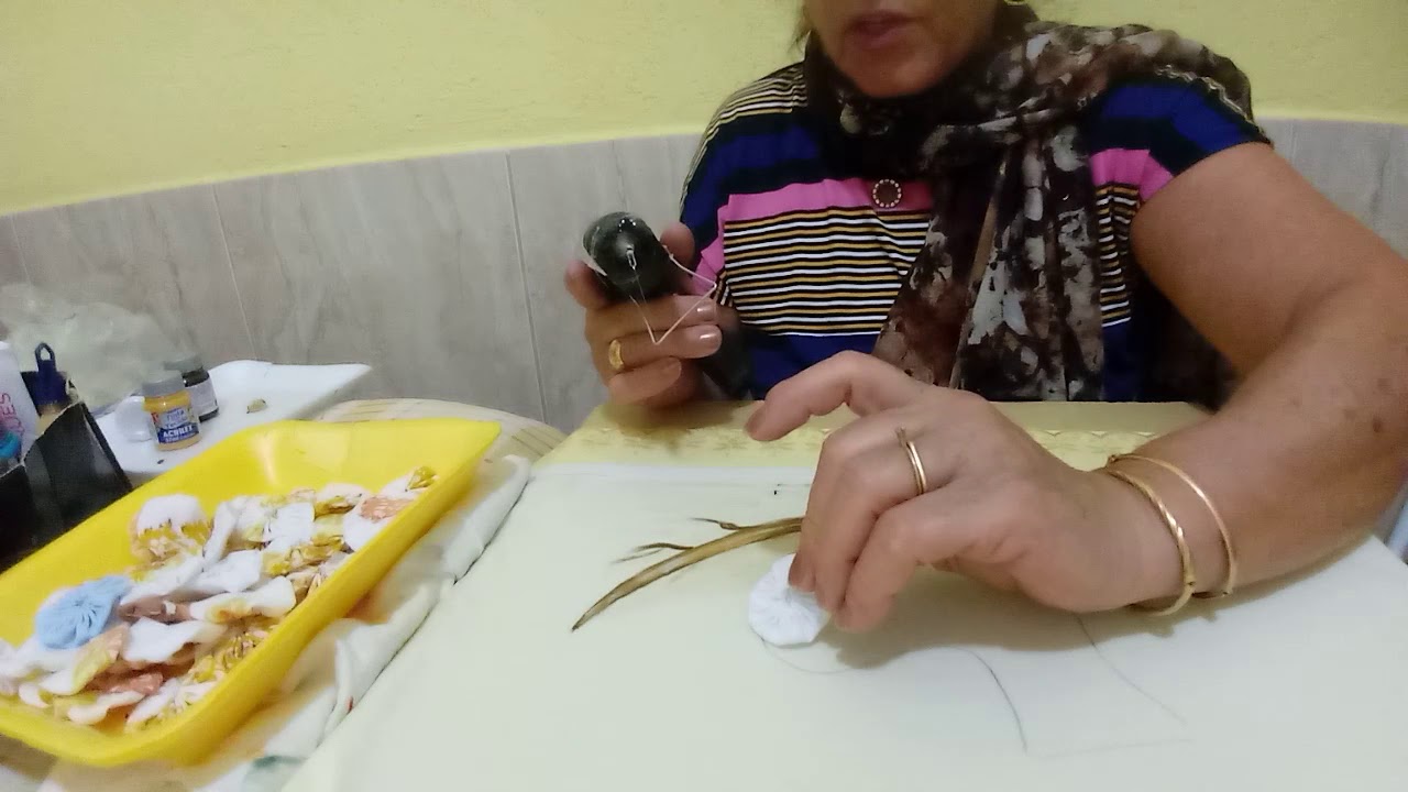 Com fuxicos fazendo um pássaro.