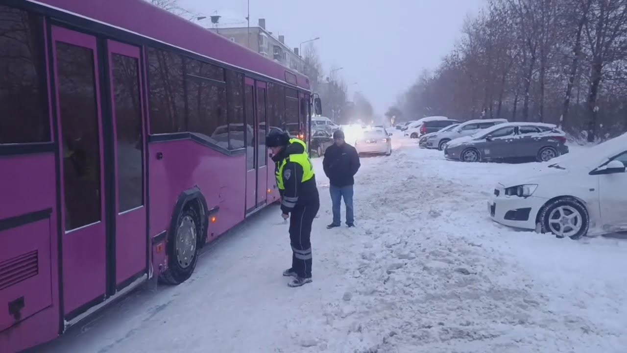 19-летний парень помог толкать болид и упал под автобус