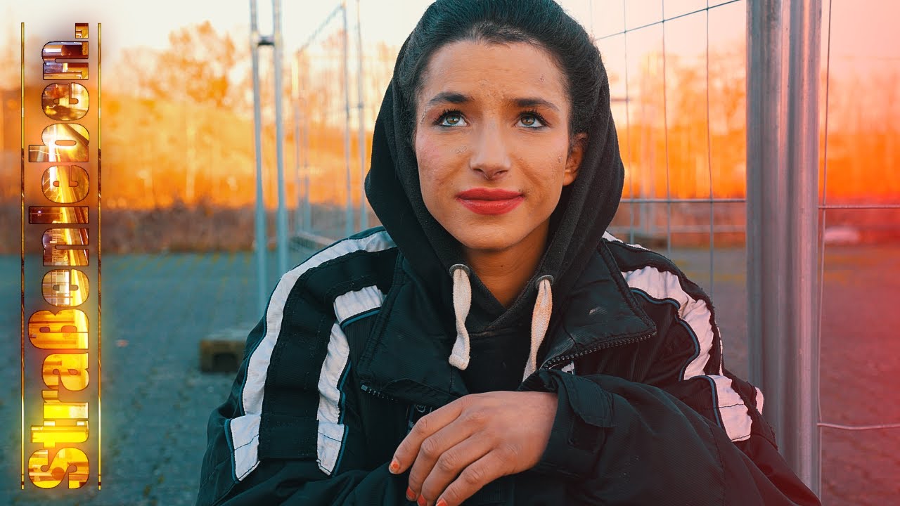 Samira aus Bielefeld hat sorgen übe ihren Pflegevater