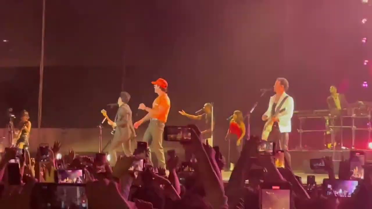 Jonas Brothers - Lovebug (Live) México