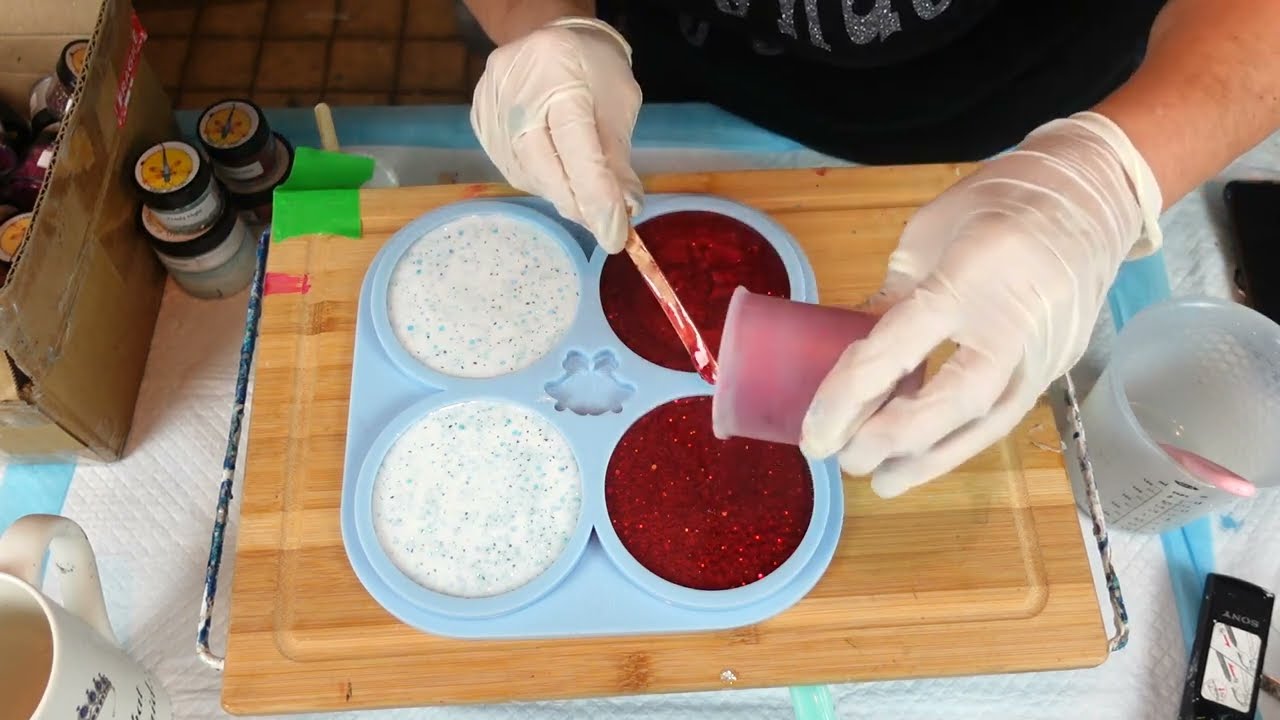 Trying my AMAZING new Christmas Coaster mold from Molds and Shapes. With some AMAZING Glitters. #387