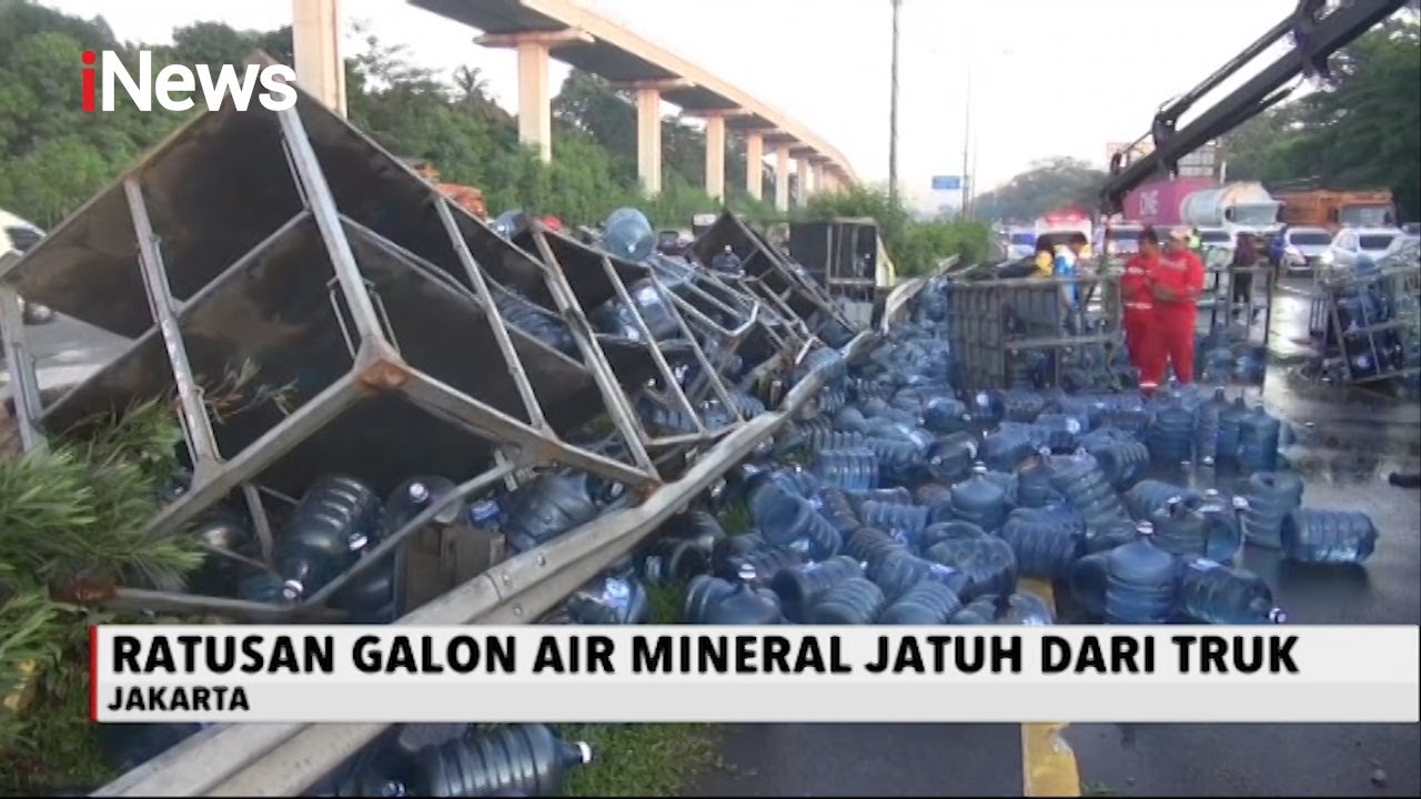 Lalai Berkendara, Truk Air Mineral Tabrak Truk Semen di Jalan Tol Cibubur - iNews Malam 13/11