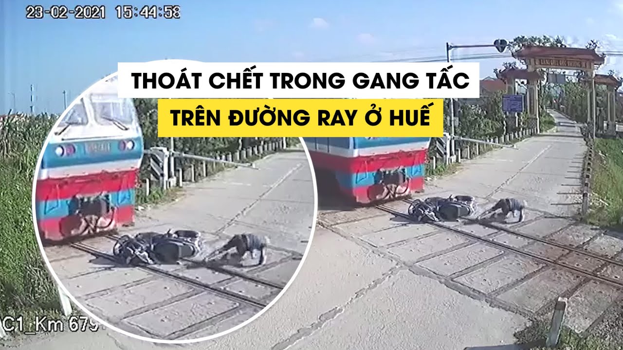Ngã xe máy trên đường ray, thanh niên thoát bên bánh tàu hỏa trong gang tấc