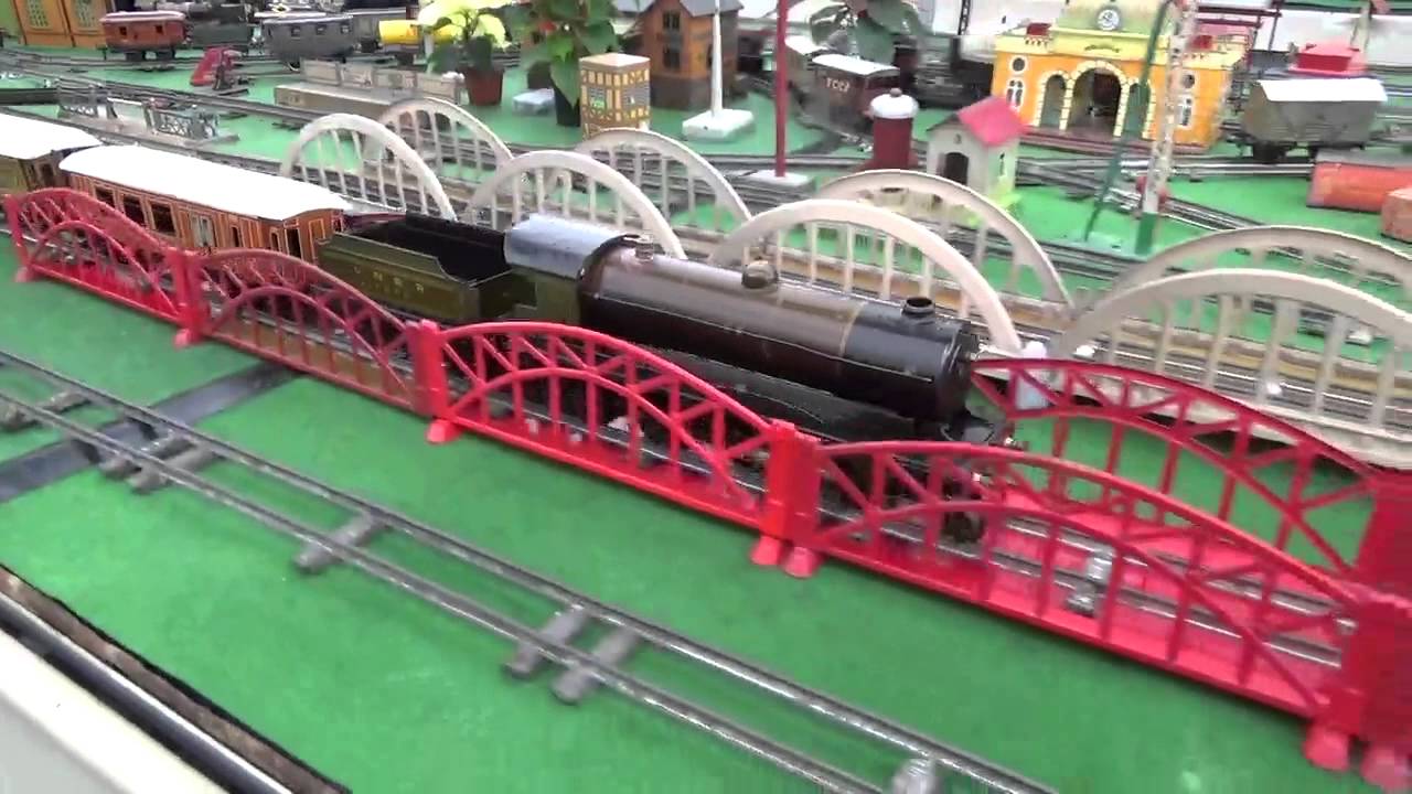 Vintage tinplate 0 gauge live steam: Bowman 234 at the edge of its power