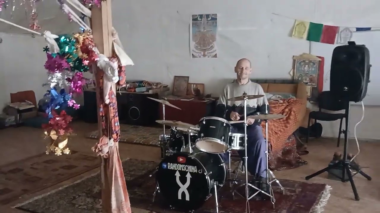 Йог, а ещё и как играет на барабанах?...