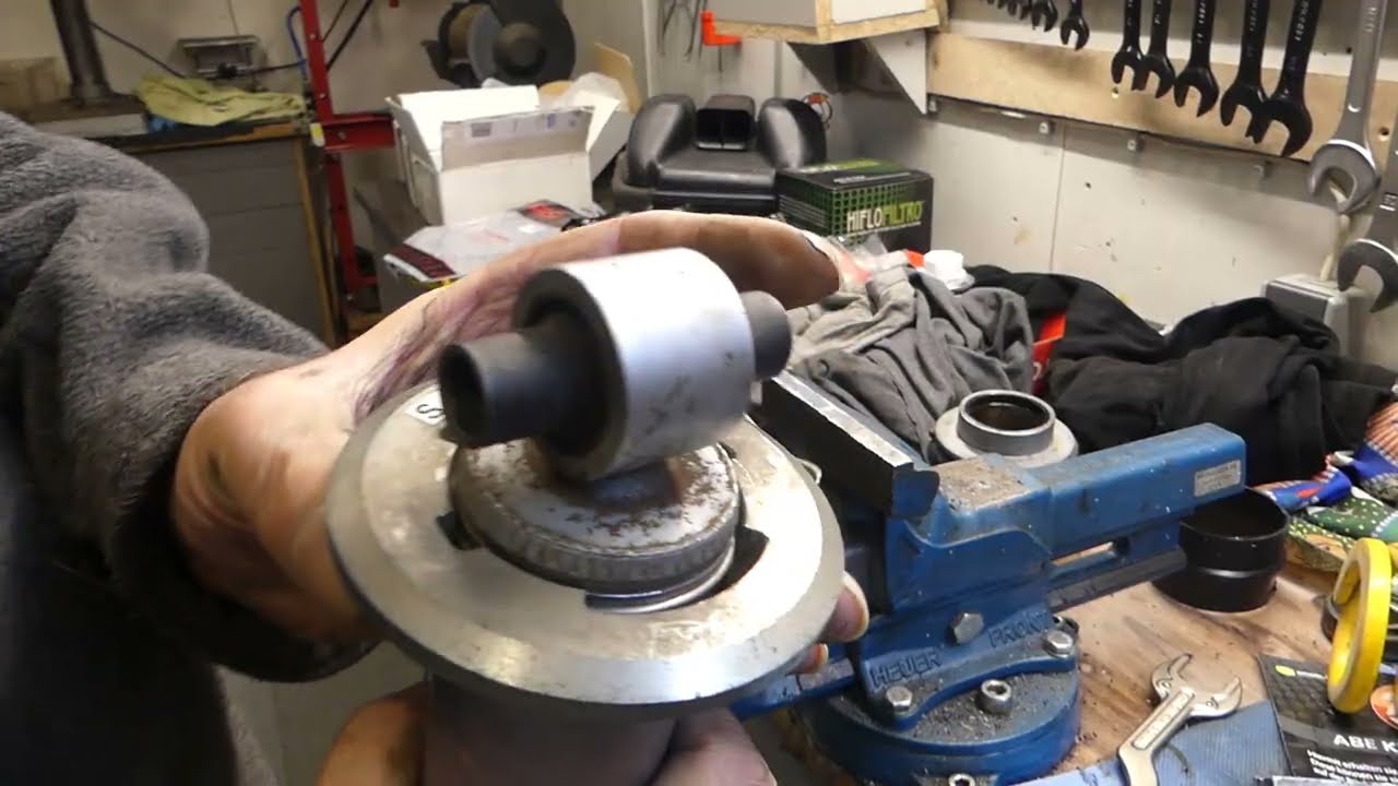 Yamaha TDM 850 Schwingenlager und Heckdämpfer *7