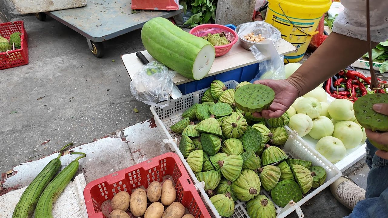 江西瑞昌兵马垄农贸市场，吃到了小时候最喜欢吃的莲蓬！I got to eat the lotus pods that I loved the most as a child!