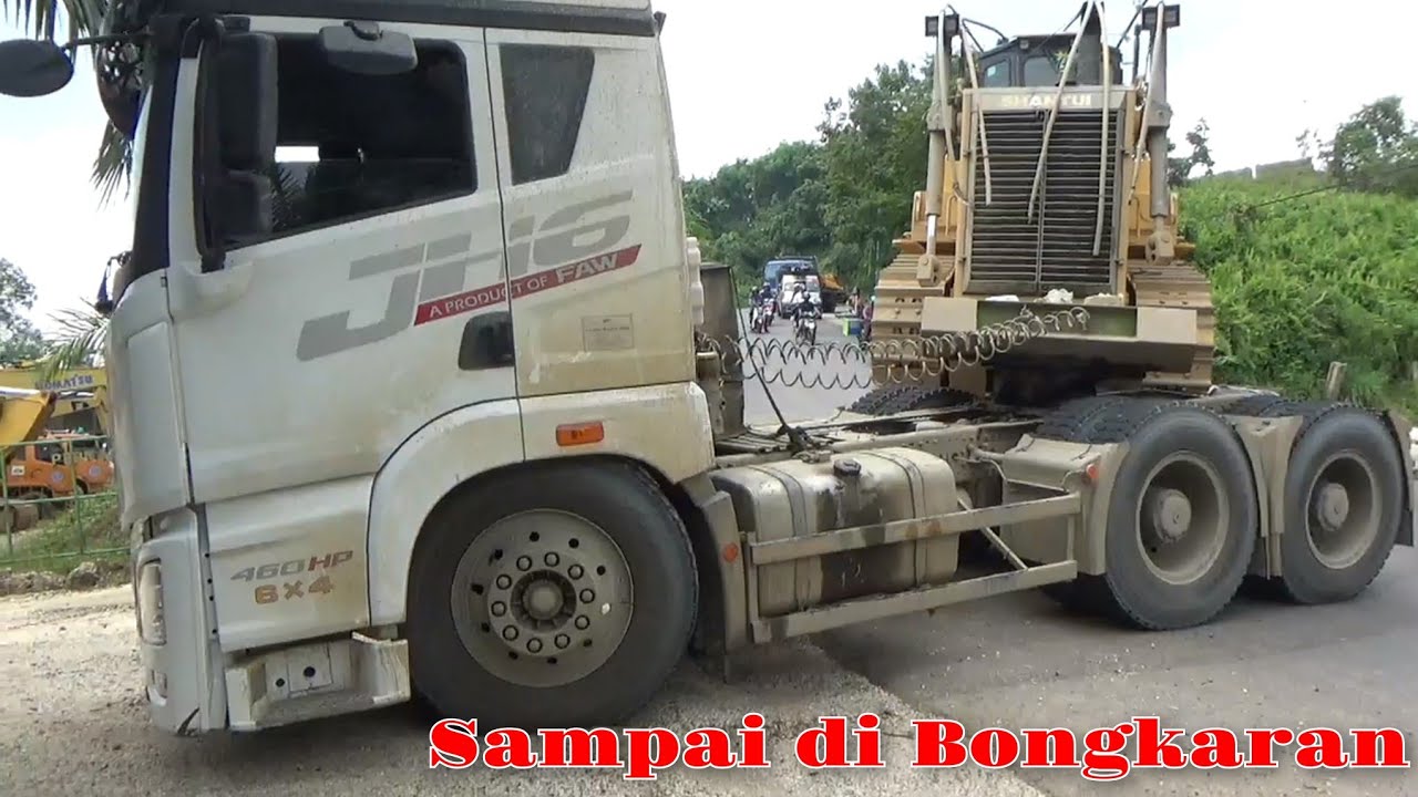 Jalur Sempit Menegangkan Akhirnya Truk Trailer Muatan Dozer Raksasa Sampai di Muara Teweh