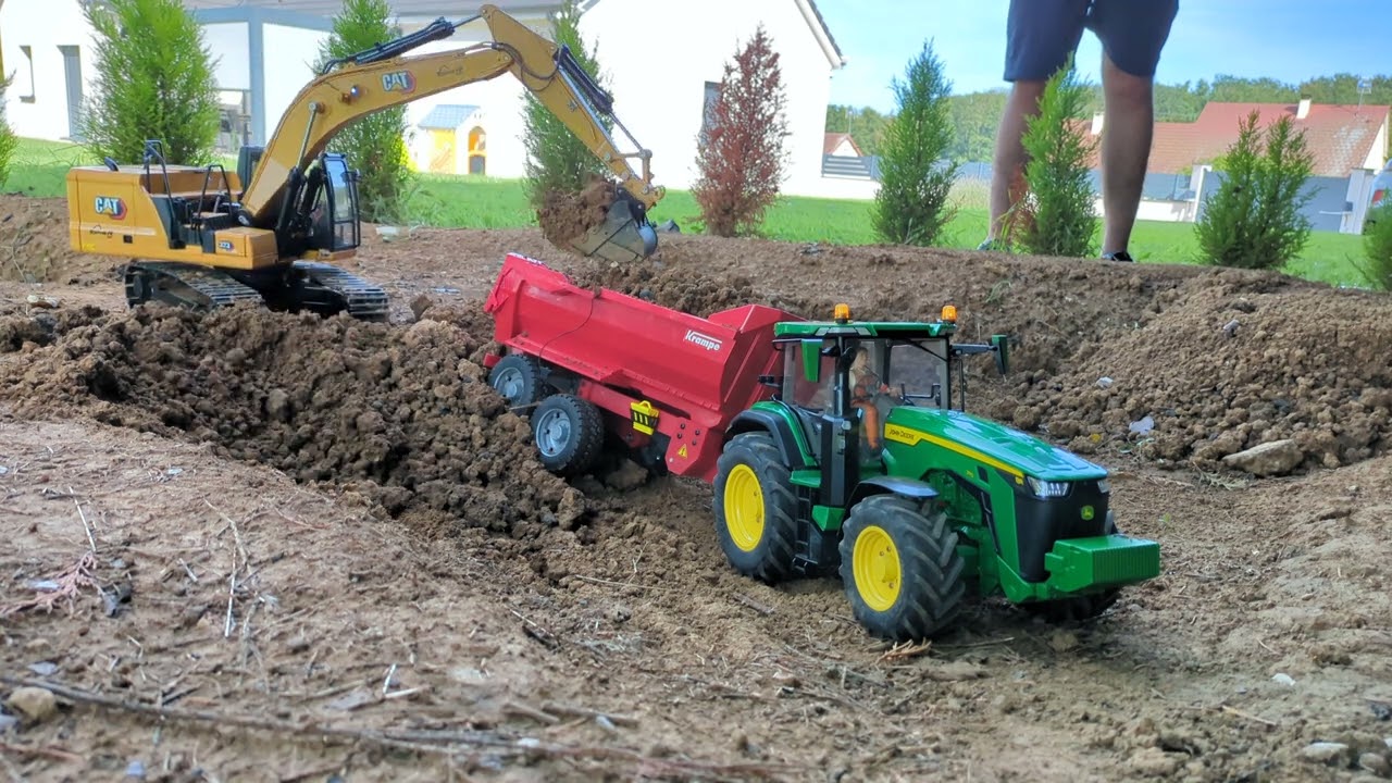 caterpillar 323 / John Deere 8R / benne krampe