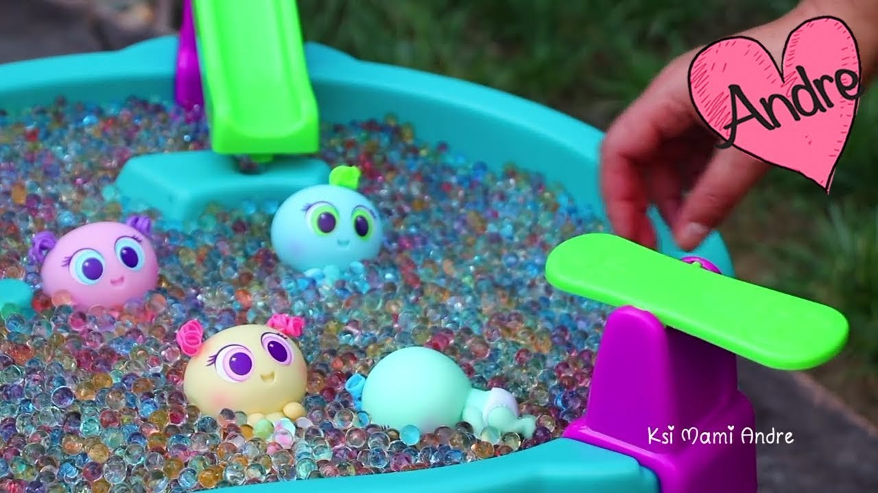 Super Mami Andre baña a Mikromeritos en piscina de Orbeez  | Jugando con bebes de juguete