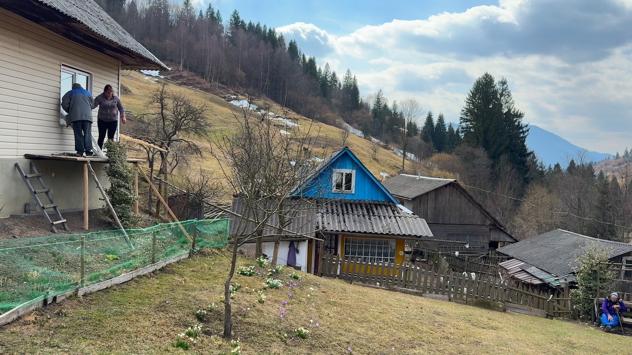 Simple Carpathian Village Life 🏡 Feeding Cows, Lean Borscht & Hard Daily Work