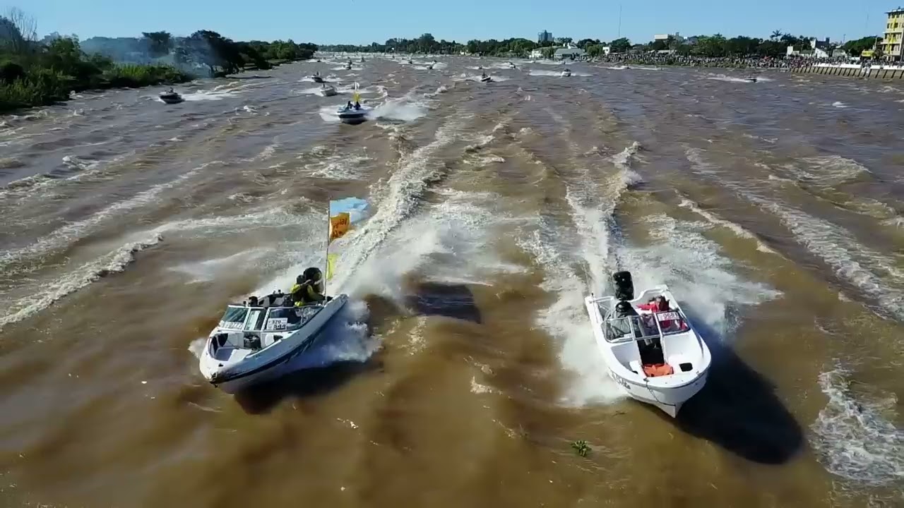 Largada de lanchas en fiesta del surubí Goya 2017 filmado desde Drone - Corrientes - Argentina