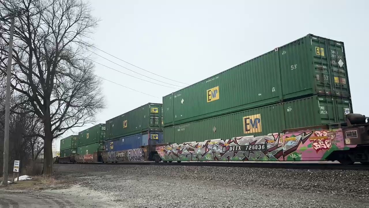 NS4253 and NS4806 #intermodaltrain moving quick through Goshen, IN #norfolksouthern #hornshow