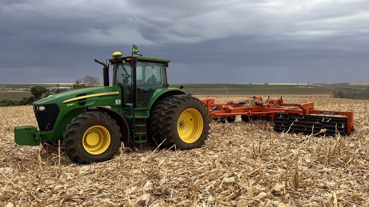 Passando rolo faca Katrina na palhada de milho e sorgo.